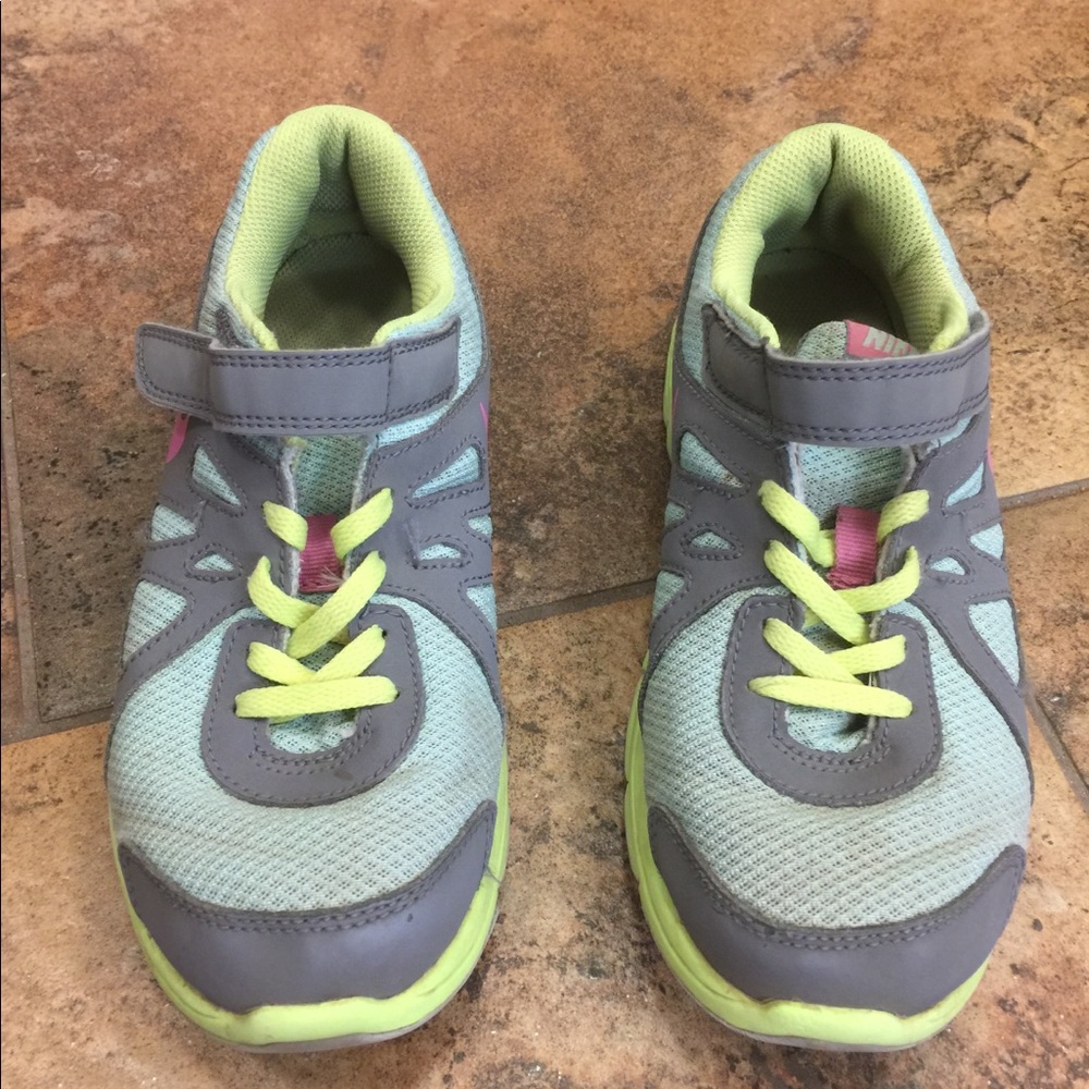 Youth girl nike tennis shoes
